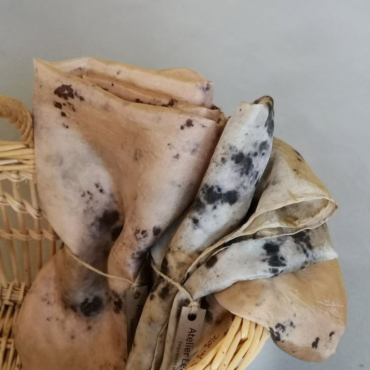 Foulards & Carrés en soie – Poésie de l'instant & pigments végétaux