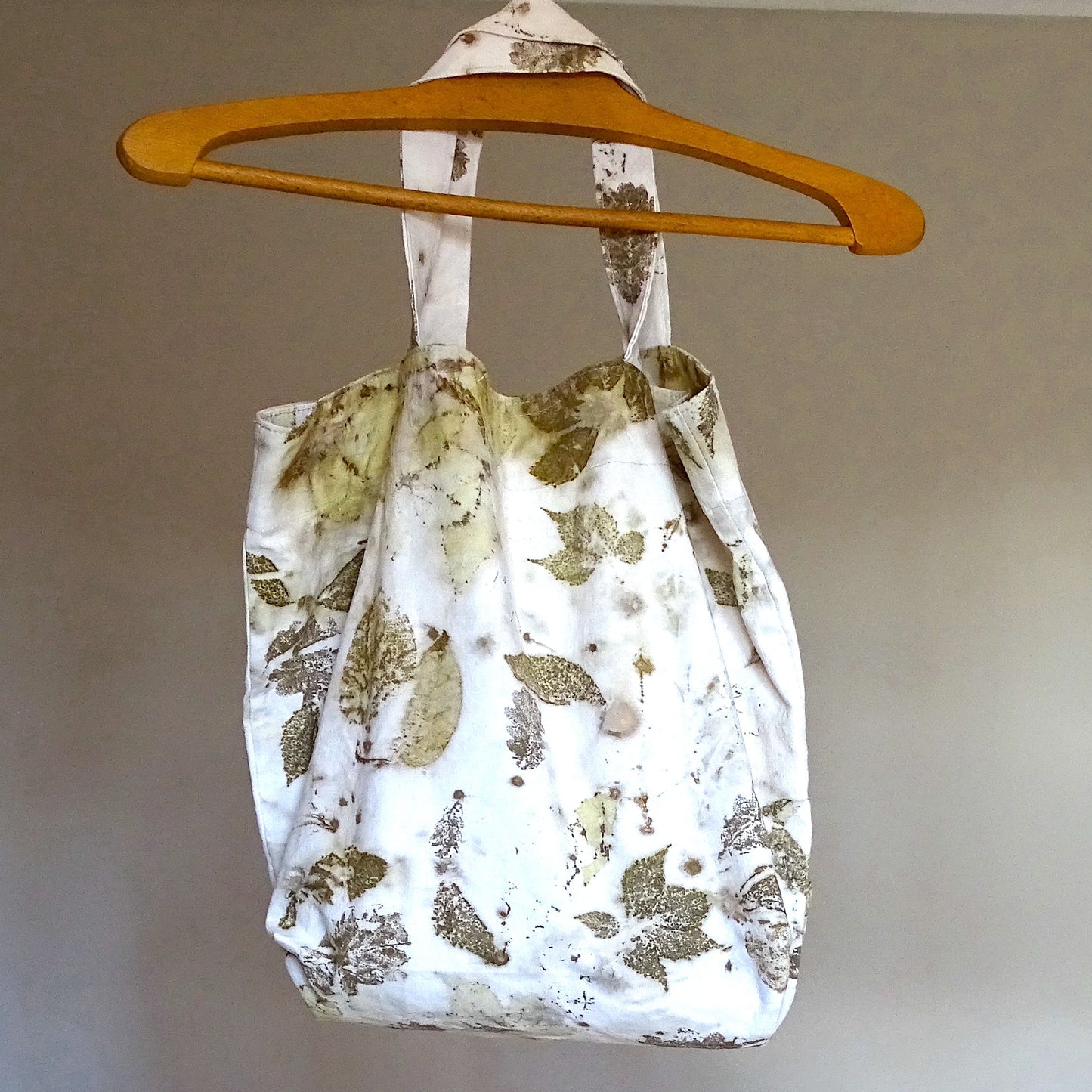 Sac cabas pièce unique en lin upcyclé décoré d'empreintes de feuilles naturelles par technique eco-print