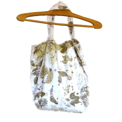 Cabas en lin ancien upcyclé avec empreintes végétales eco-print de feuilles de Provence sur fond blanc