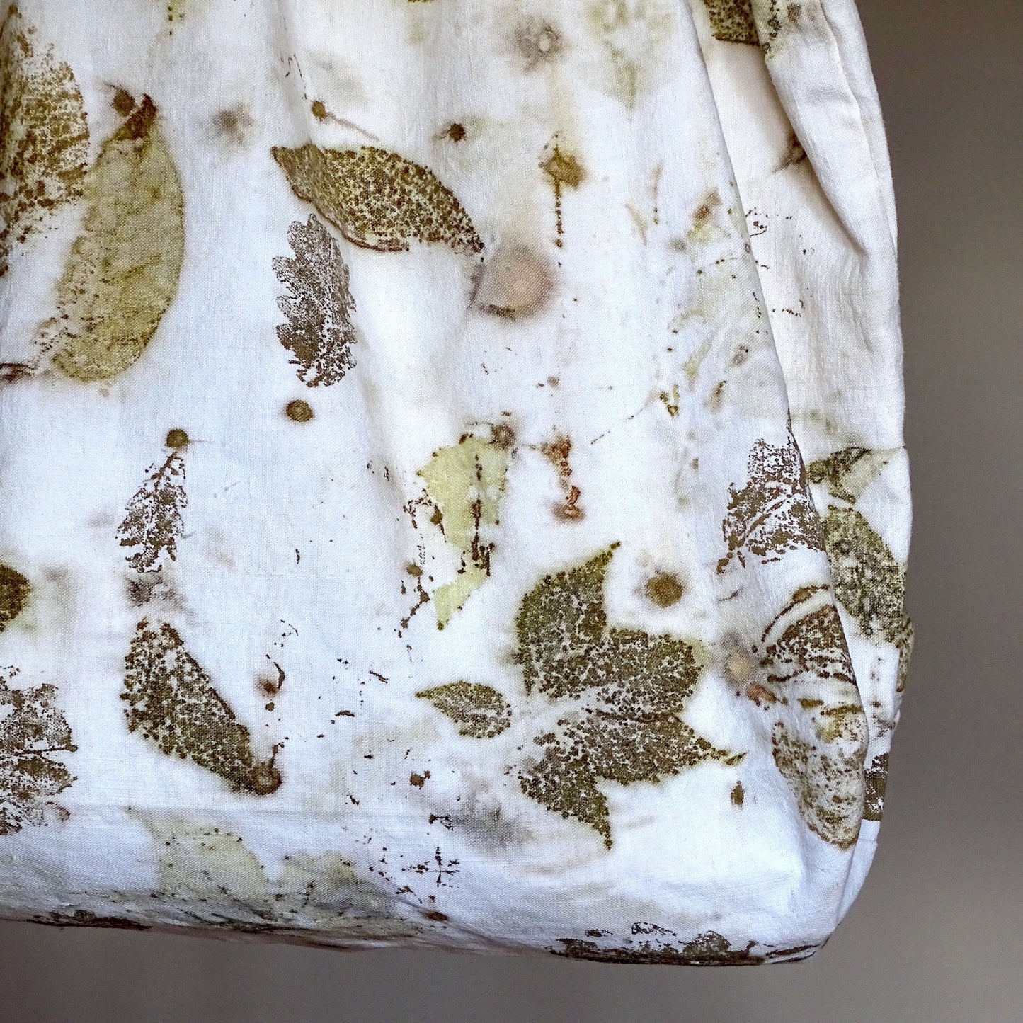 Sac cabas pièce unique en lin upcyclé décoré d'empreintes de feuilles naturelles par technique eco-print