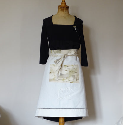 Tablier en linge ancien monogrammé PS — éco-print botanique, pièce unique