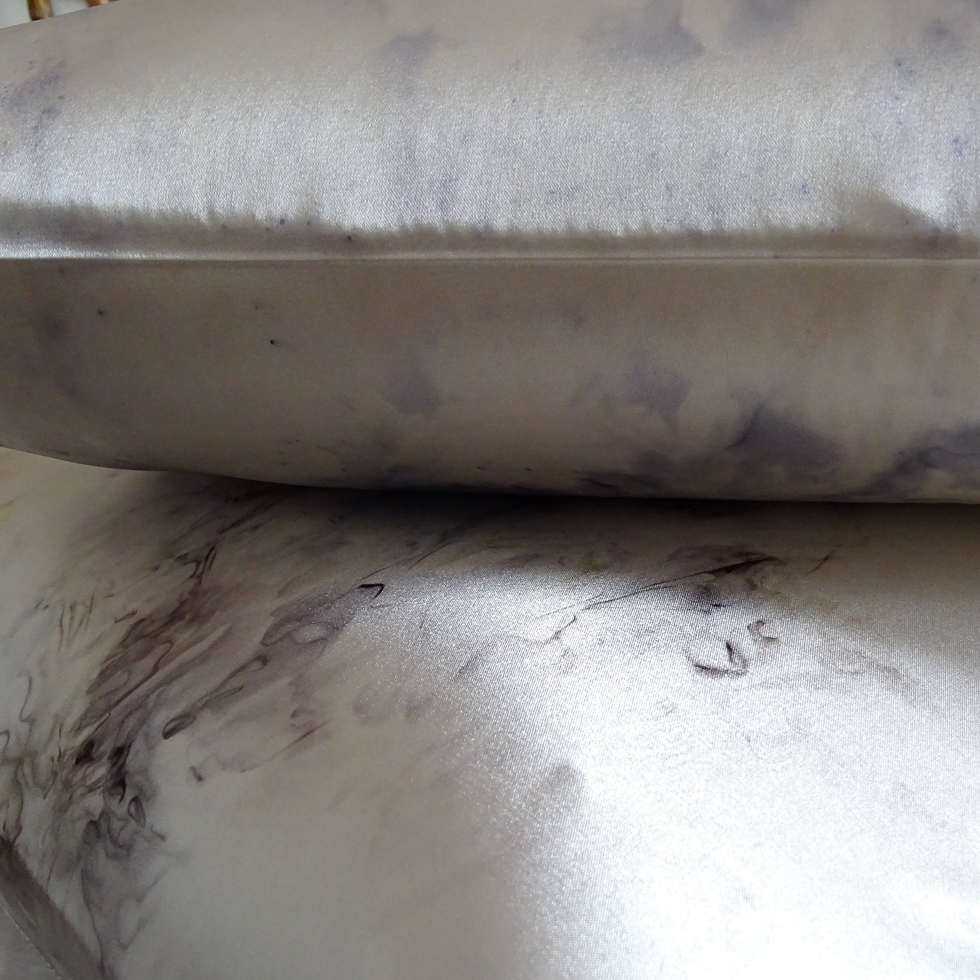 Gros plan sur les motifs marbrés organiques créés par teinture végétale ice-dye au bois de camphre, pétales de rose et eucalyptus