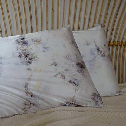 Duo de taies d'oreiller en soie de mûrier 22MM teintées aux plantes, motifs marbrés mauve gris ambre, fabriquées en Provence