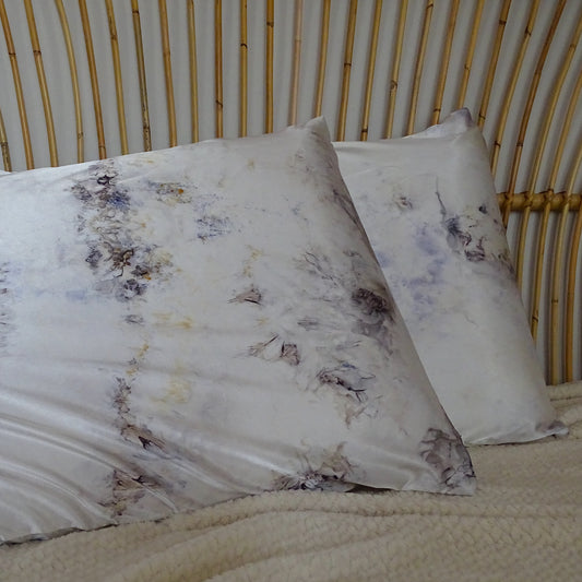 Duo de taies d'oreiller en soie de mûrier 22MM teintées aux plantes, motifs marbrés mauve gris ambre, fabriquées en Provence