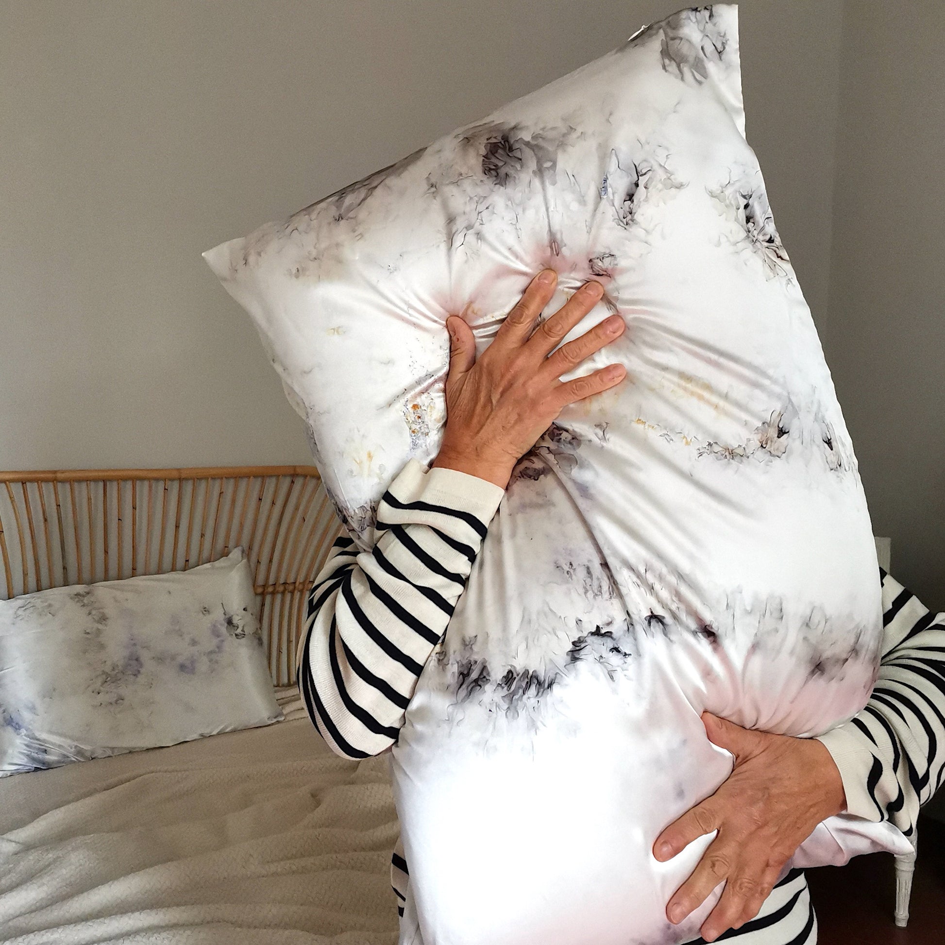 Taies d'oreiller en soie naturelle teinte végétale, pièces uniques artisanales pour préserver cheveux et peau